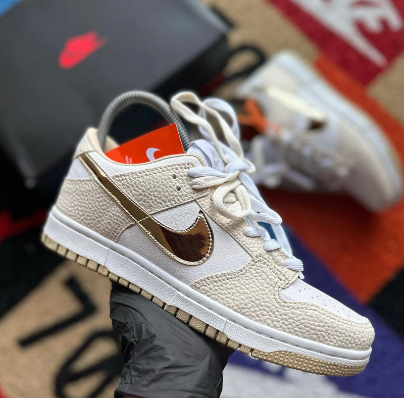 Tênis Nike Dunk Branco e Dourado